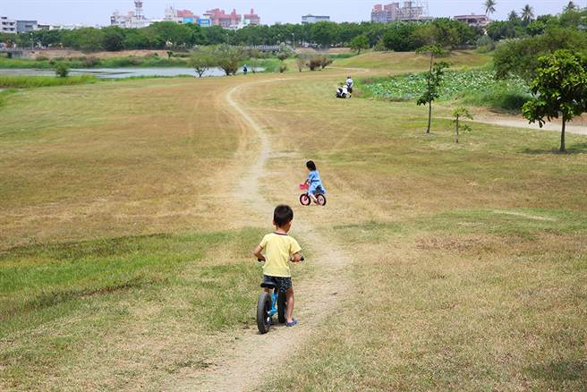 冈山典宝溪滞洪池环湖步道不只是高雄人气练跑路线之一，也是踏青休閒好去处。（摄影/Carter）
