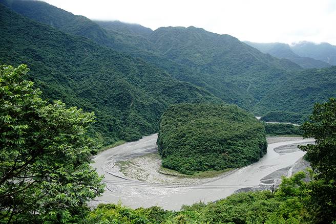 从龙头山步道俯瞰，环流丘地形、蛇头山、多纳大桥非常壮观秀丽。（摄影/曾信耀）