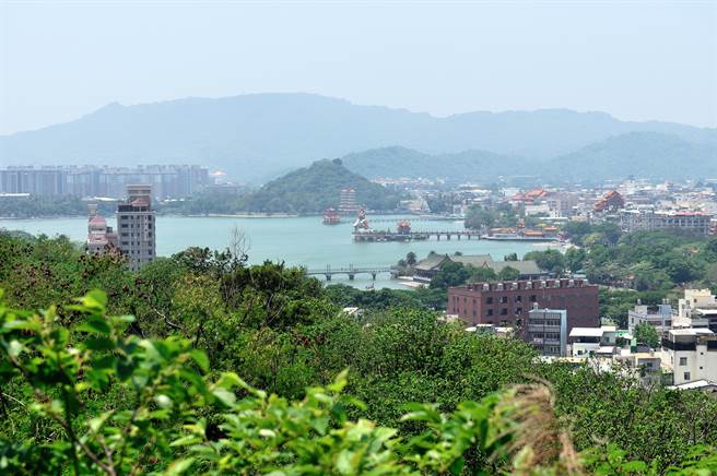 莲池潭位于半屏山南边，左营旧城一带的歷史古蹟，如春秋阁、龙虎塔、孔庙，从步道上俯瞰尽收眼底。(摄影/Carter)