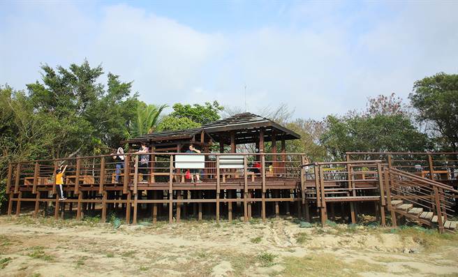 半屏山瞭望台标高171公尺，往西眺望臺湾海峡与世运主场馆。(摄影/Carter)