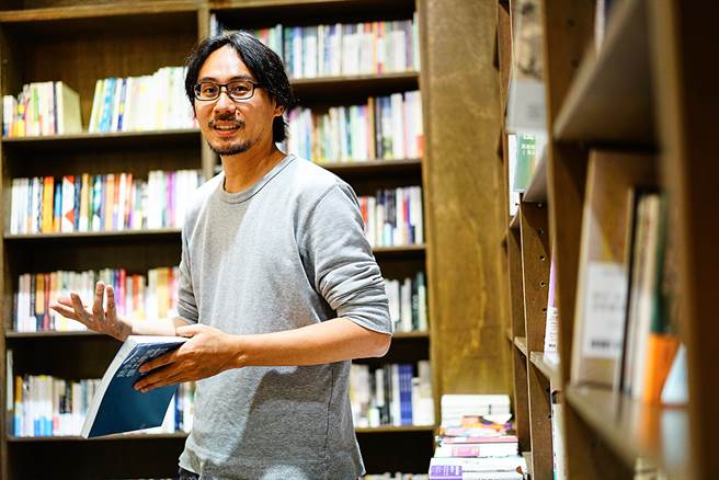 锺尚桦身兼三余书店店长与臺湾独立书店文化协会秘书长。（摄影/Cindy Lee）