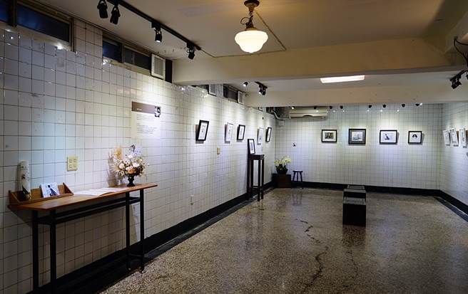 地下室为展览空间，锺尚桦鼓励读者就算不买书，也可以来书店看看艺术。（摄影/Cindy Lee）