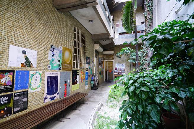 三余书店为一栋50多年的三层楼老洋房，穿越绿意盎然的庭院进入书店，心绪也随之平静。（摄影/Cindy Lee）