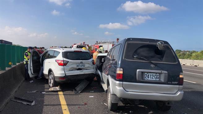 國道仁德南下路段一早發生追撞事故。（讀者提供／曹婷婷台南傳真）