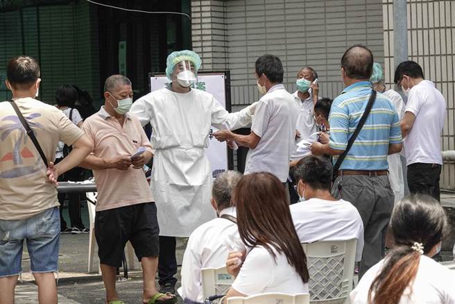 台灣疫情嚴峻，一名急診室醫師在臉書透露，一整天下來只有喝三分之一杯咖啡。圖為市平院區快篩區有許多民眾等候進場。（圖／示意圖，本報資料照）