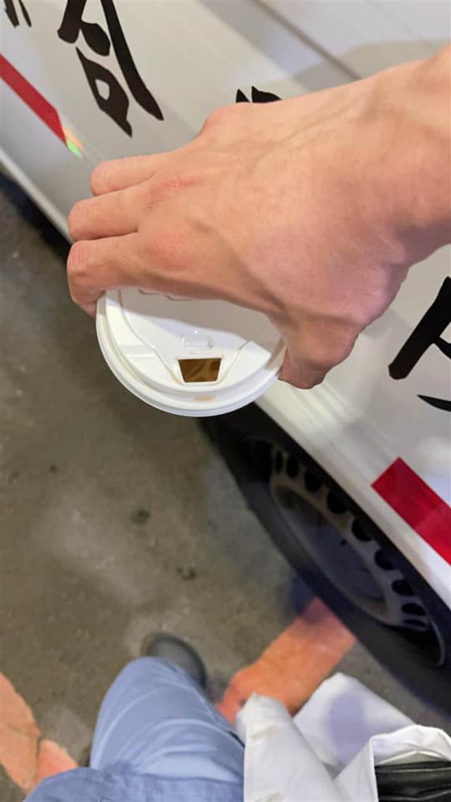 魏智偉醫師表示，一整天下來只喝三分之一杯咖啡。（圖／翻攝自奔跑吧鋼鐵急診醫師臉書粉專）