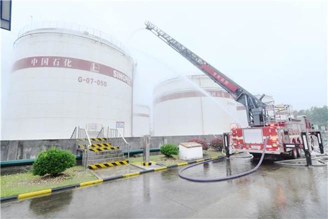 大陸第一座實現碳中和加油站——中國石化江蘇常州石油嘉澤加油站分散式太陽能發電項目今年5月正式投運。(新華網)