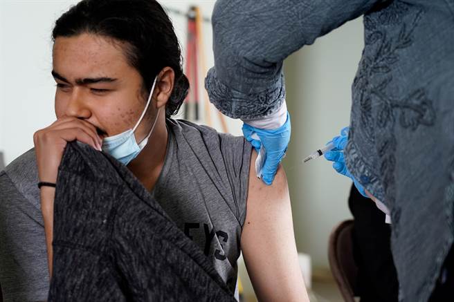 美上周因感染2019冠状病毒疾病（COVID－19）而死亡的人数，已减少到将近14个月来的最低点。(图／路透社)