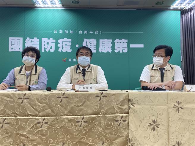 台南市長黃偉哲今早與副市長趙卿惠、衛生局長許以霖（右）一起召開防疫記者會。（曹婷婷攝）