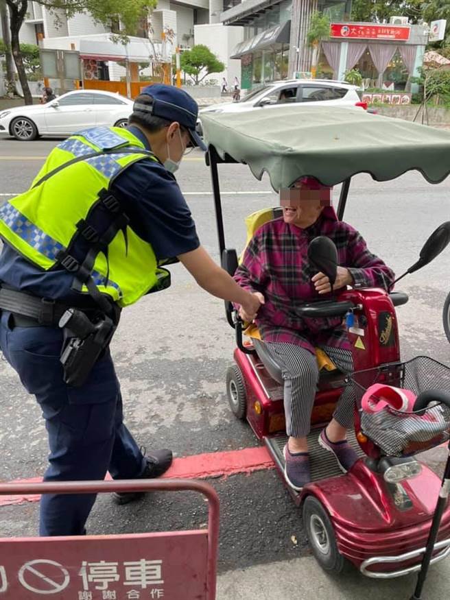 9旬阿嬷找回代步电动车。（冯惠宜传真）