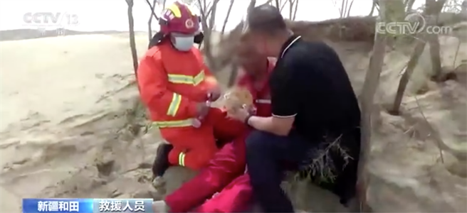 男子独闯沙漠后失联，躺在胡杨树底下等待救援。（图／微博＠央视新闻）