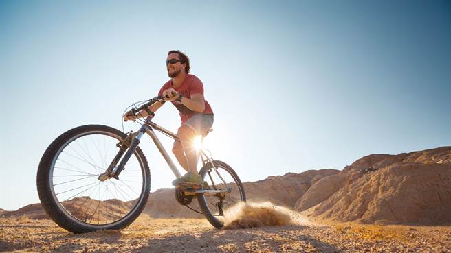 大陆一名男子竟异想天开，拿着一瓶水及三轮车便勇闯沙漠。图片为示意图非本人（图／shutterstock）