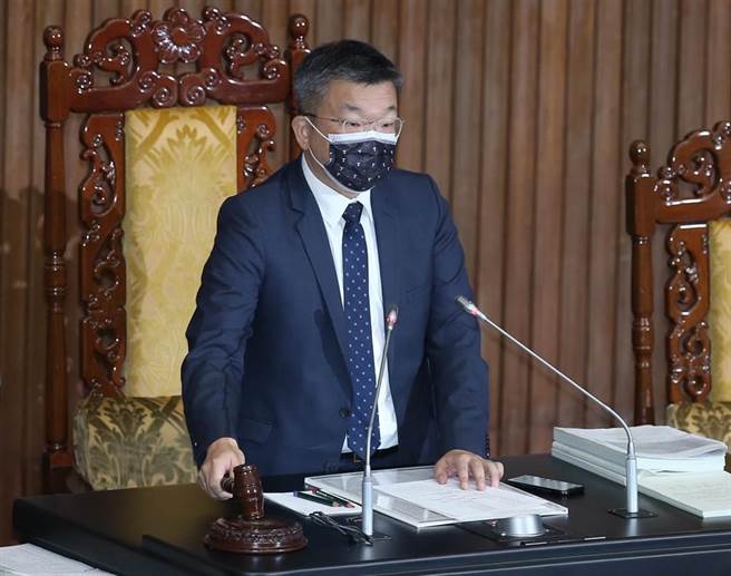 在副院长蔡其昌敲槌后，立法院18日院会三读通过「预算法」第62条之1条文修正案。（姚志平摄）
