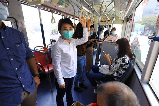 國內新冠肺炎疫情嚴峻，搭公車必須戴口罩，圖為台中市長盧秀燕搭公車戴口罩示意圖。（本報資料照片）