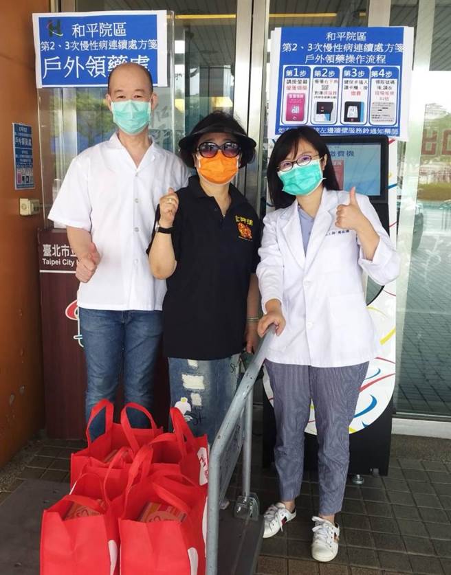 金狮楼女老板得知心疼医护人员，18日中午特别亲自与厨师送二十份金狮楼特色椒盐排骨配XO炒萝卜糕便当至和平医院。（民眾提供）