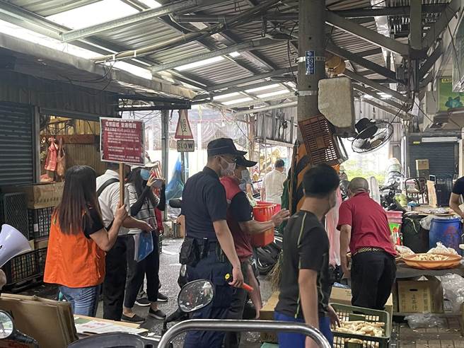 新北市新庄警分局与区公所执行防疫联合稽查，今（18日）上午8时30分在新庄公有市场执行稽查。（新庄警分局提供）