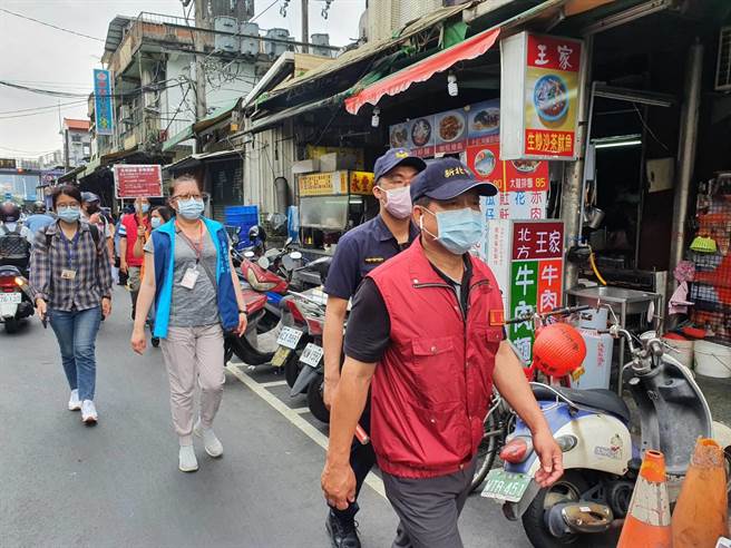 新北市新庄警分局与区公所执行防疫联合稽查，今（18日）上午8时30分在新庄公有市场执行稽查。（新庄警分局提供）