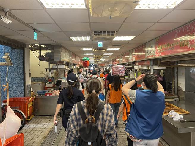 新北市新庄警分局与区公所执行防疫联合稽查，今（18日）上午8时30分在新庄公有市场执行稽查。（新庄警分局提供）