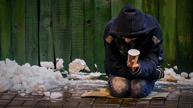 大陆一对夫妻身穿学生制服在街道上乞讨，却被警察发现他们有车还有房。图片为示意图非本人（图／shutterstock）