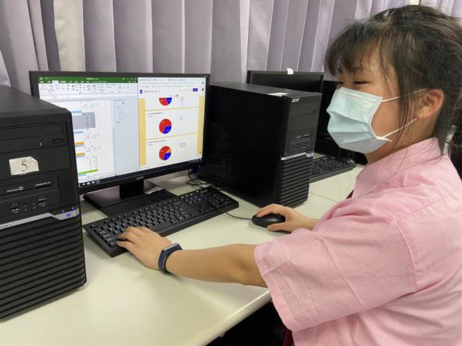 头份兴华高中资处科505班学生参加今年「国际学校网界博览会」比赛，荣获最高荣誉白金奖。（读者提供／谢明俊苗栗传真）