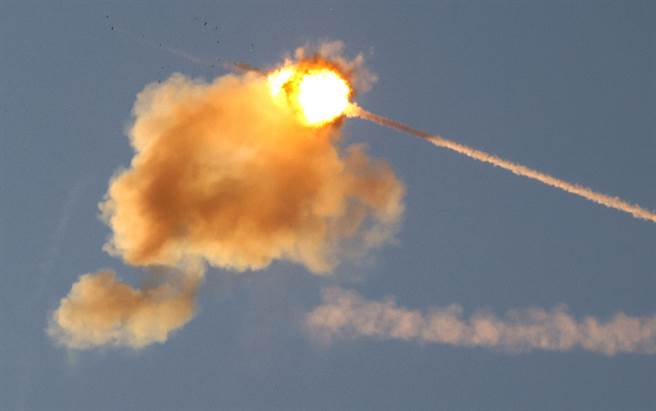 以色列「铁穹」（Iron Dome）防空系统2021年5月17日成功在空中拦截发射自加萨走廊的火箭弹。（路透）