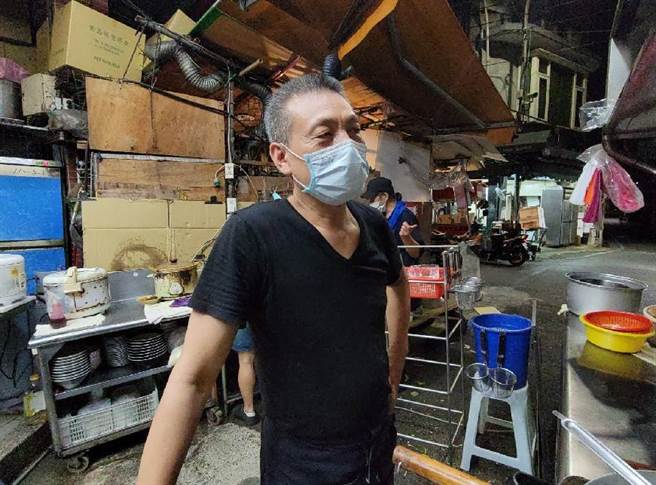 北投市場麵攤李老闆無奈生意剩1成，盼盡快度過疫情。（照片/游定剛 拍攝）
