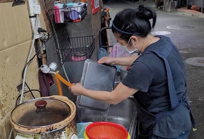 小吃店老闆娘擔心疫情再擴大，坦言自己都不太敢出門。（照片/游定剛 拍攝）