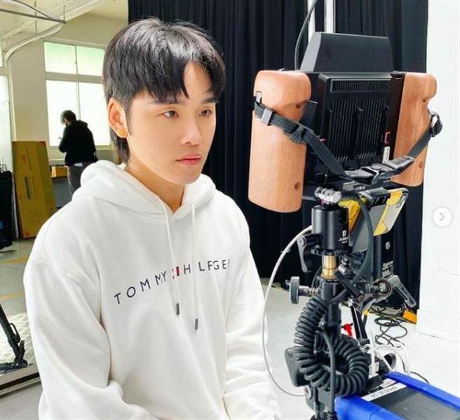 展荣日前到卖场买泡麵。（图／翻摄自IG）