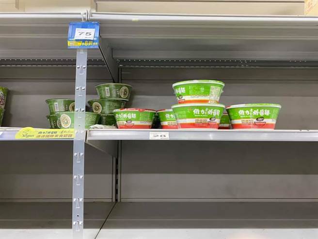 几乎全空的架上只剩两款素食泡麵，网友大推都超好吃。（图／翻摄自展荣脸书）
