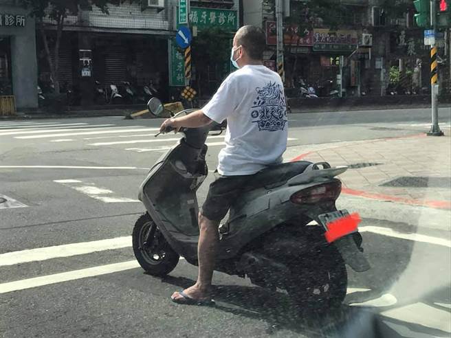 一張阿伯的騎車照在網路上爆紅，不少網友調侃未戴安全帽的阿伯，面對嚴峻的疫情，卻仍不忘戴上口罩，是「兩權相害取其輕」。（圖／翻攝自《路上觀察學院》臉書社團）