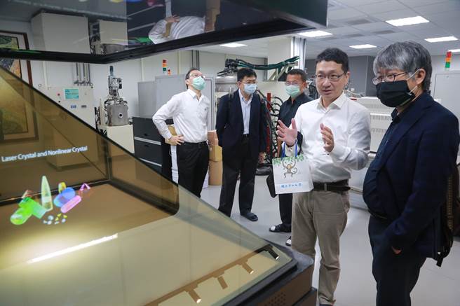 国立中山大学晶体研究中心率全国大学之先，独创第三代半导体材料「碳化硅」晶体生长设备与技术，科技部政务次长林敏聪（右1）月前来校参访。右2为中山大学晶体研究中心主任周明奇。（图/中山大学提供）