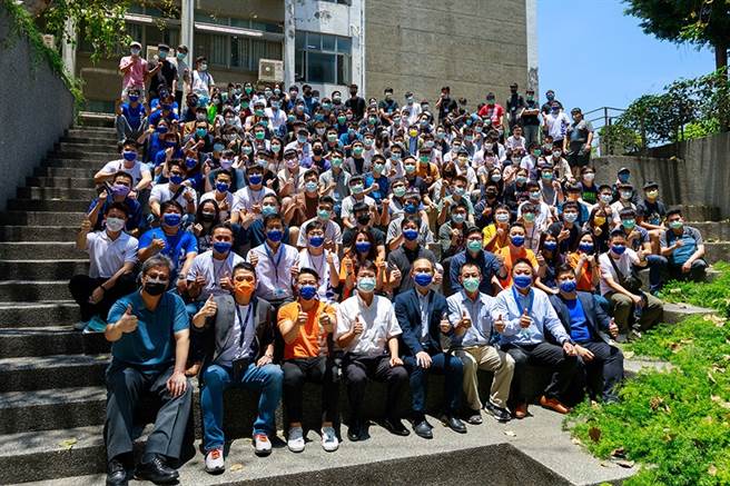 ASML日前于逢甲大学举办徵才说明会暨面谈会，参加人数逼近200人。逢甲大学校长李秉乾(前排左4)亲自出席，并率领校内各主管为同学们打气。（图/逢甲大学提供）