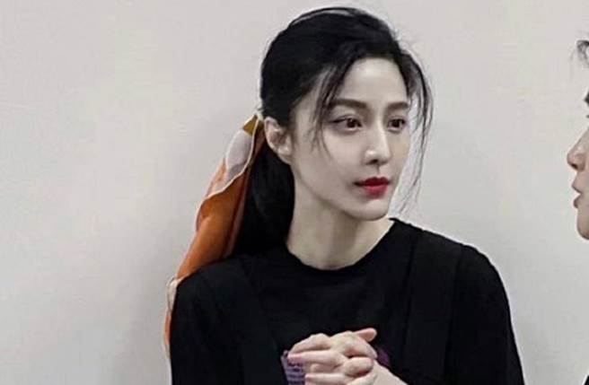 范冰冰零修图素顏照疯传，貌美肤白的高顏值被封为大陆演艺圈顏值天花板。(取自微博)