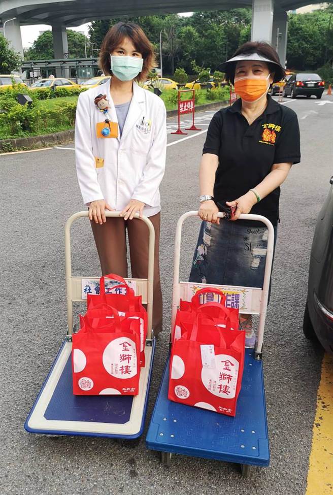 金狮楼女老板得知和平医院晚餐还是缺便当，特别让员工送30个过去，再亲自带20个便当至中兴医院，更感谢善心人士得知消息后赞助费用。（民眾提供）