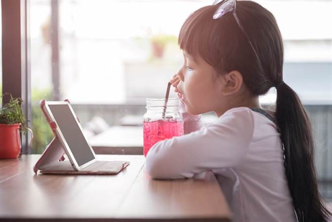 家長別抓狂！用科技優雅對付孩子黏3C老問題。（示意圖／Shutterstock)
