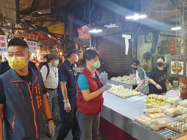 新北市永和區長陳怡君、永和警分局長李宏振，特別到永和勵行街等傳統市場宣導，要求所有人都必需要戴口罩。（永和警分局提供）