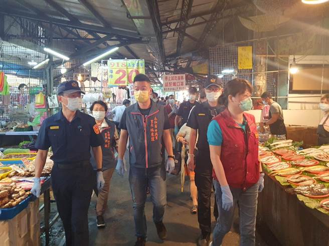 新北市永和區長陳怡君、永和警分局長李宏振，特別到永和勵行街等傳統市場宣導，要求所有人都必需要戴口罩。（永和警分局提供）