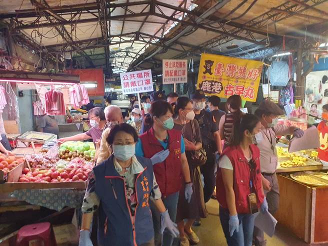 新北市永和區長陳怡君、永和警分局長李宏振，特別到永和勵行街等傳統市場宣導，要求所有人都必需要戴口罩。（永和警分局提供）