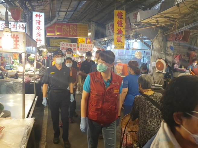 新北市永和區長陳怡君、永和警分局長李宏振，特別到永和勵行街等傳統市場宣導，要求所有人都必需要戴口罩。（永和警分局提供）