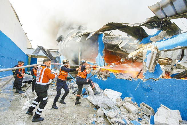 以巴衝突进入第8天。在以军猛烈炮轰下，加萨走廊1间海绵工厂陷入一片火海，巴勒斯坦消防人员紧急前往救灾。（路透）