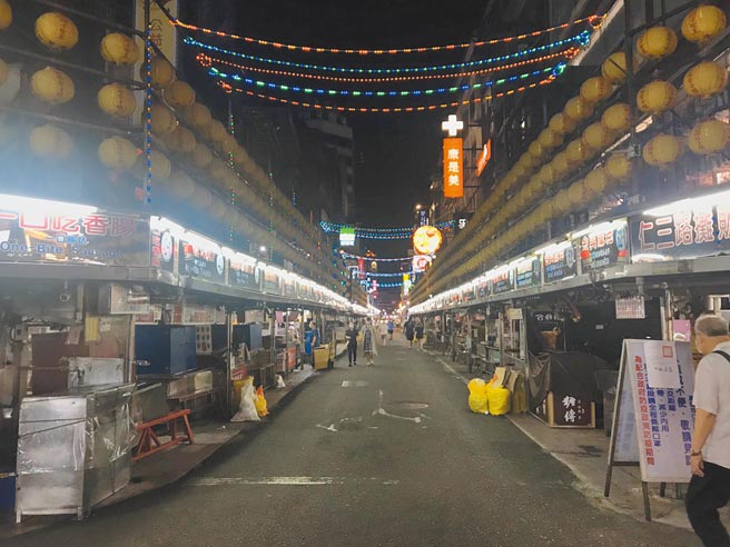 新冠肺炎疫情嚴峻，基隆市長林右昌17日宣布，全市即刻起不論室內或戶外均強制戴口罩，違者依法開罰3000至1萬5000元，廟口夜市即日起也停業至5月23日。（陳彩玲攝）