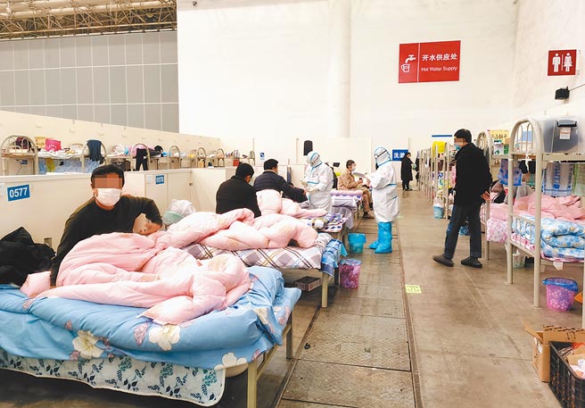 图为汉阳方舱医院位于武汉国际博览中心，是专门收治新型冠状病毒肺炎感染轻症患者的方舱医院。（中新社）