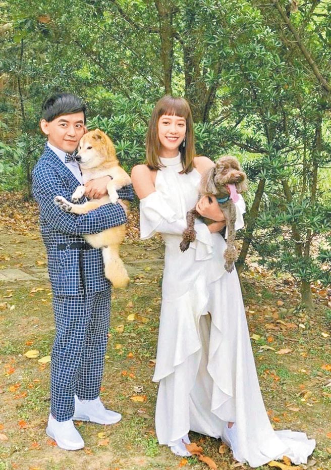 黄子佼（左）与孟耿如因疫情取消婚礼。（永恒婚顾提供）