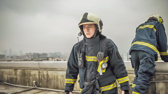 林柏宏在《火神的眼泪》因无法阻止轻生事件，痛苦到无法自已，PTSD更加严重。（公视、myVideo提供）