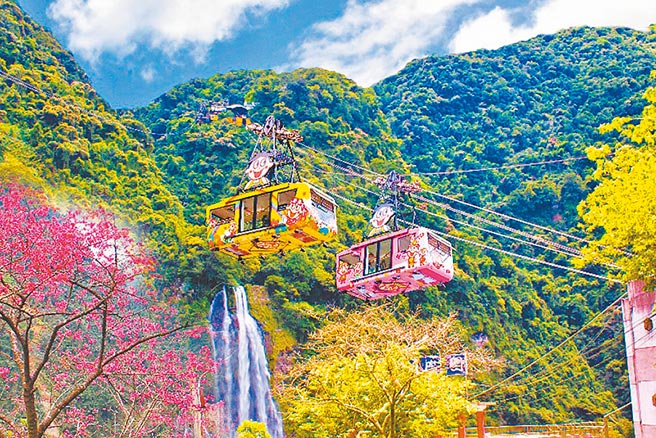 云仙乐园是赏萤秘境，没有光害、远离都市尘嚣，拥有全台首座大型水晶空中缆车。（云仙乐园提供）