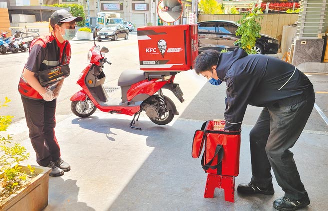 肯德基暂停内用，外送服务降低接触机会。（肯德基提供）