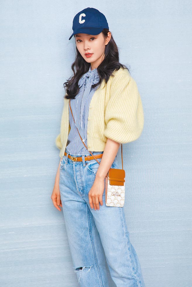 大陆演员宋轶背着CELINE520系列印花刺绣翻盖手机袋展现休閒时尚氛围，1万9500元。 （CELINE提供）