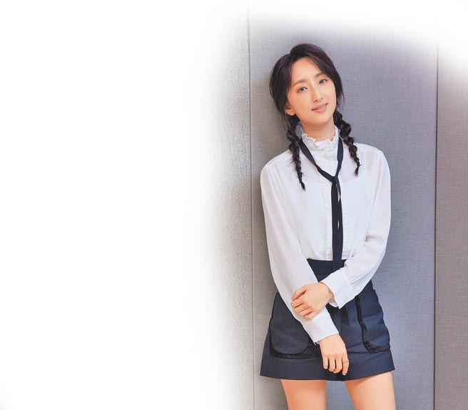 柯佳嬿以黑白搭配双马尾造型，逆龄仙气十足。（Sandro提供）