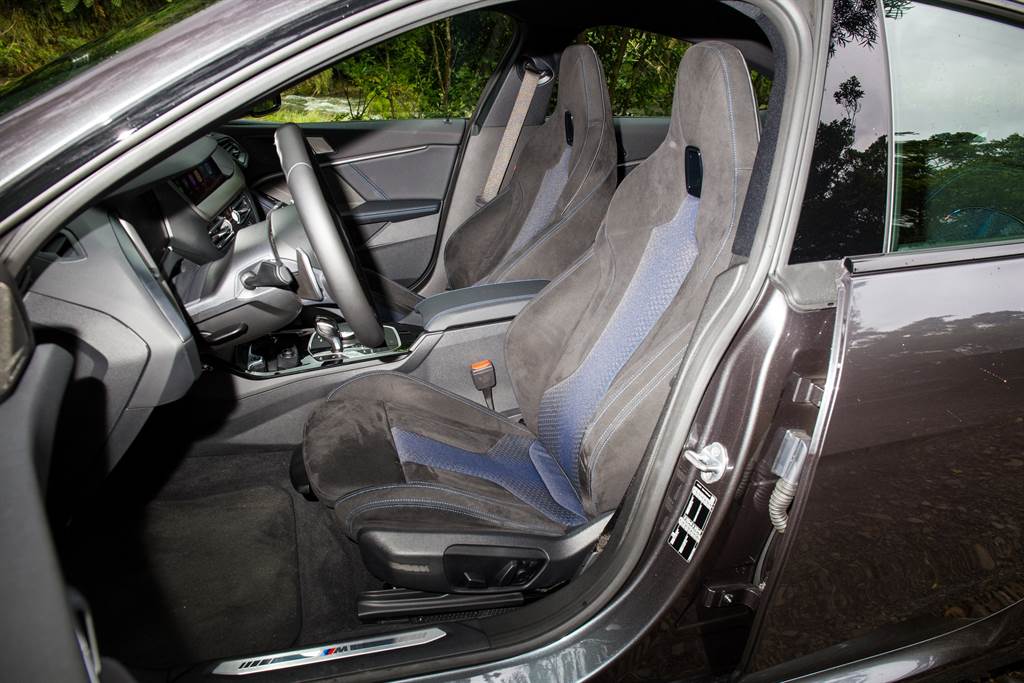 M款雙前座跑車座椅採用Alcantara麂皮/織布材質，並具備多向電動調整與記憶功能。