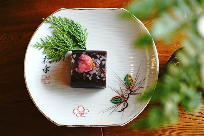 春季的「樱花伯爵羊羹」以伯爵茶制成羊羹，微咸的盐渍樱花平衡羊羹的甜味，脆口锦玉羹冻结落樱之美。（摄影/Cindy Lee）